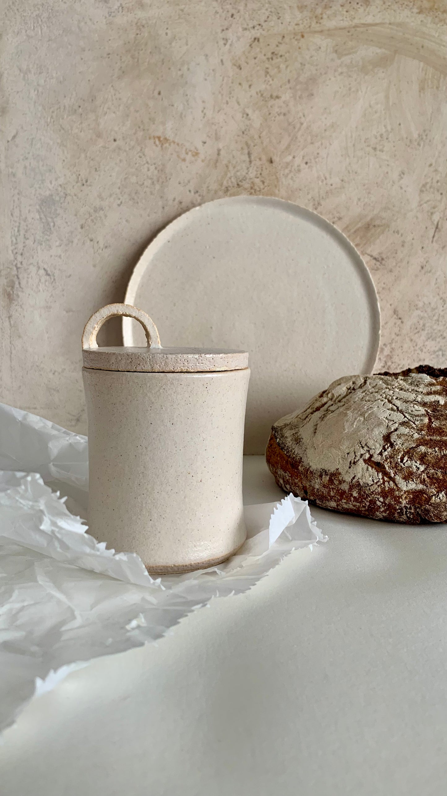 Handgefertigter Sauerteig-Gärtopf aus Steinzeug mit Scharmotte