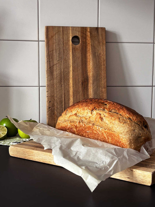 Sauerteigbrot aufgeschnitten auf Hand